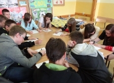 Uczniowie podczas warsztatu "Listy do Henia" w ZSO nr 4 w Lublinie