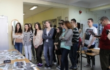 Uczniowie przy stanowisku Brama. Pracownia Edukacji i Animacji