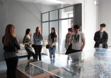 Zwiedzanie wystawy "Lublin. Pamięć Miejsca" przez grupę studentów biorących udział w projekcie organizowanym przez WSPA