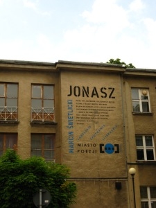 Mural z wierszem "Jonasz" Marcina Świetlickiego na budynku III Liceum Og&oacute;lnokształacącego w Lublinie