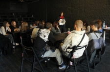 Uczniowie VIII LO na warsztacie ,,Listy do Henia".