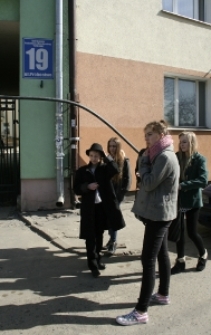 Uczniowie przed domem, w którym mieszkał Henryk Dejczer - Probostwo 19.