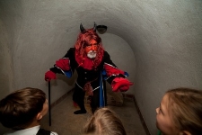 Diabeł Czarciwąs prowadzi dzieci przez podziemne korytarze na premierowy pokaz animacji "Miasto Podziemne"