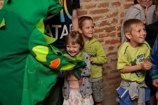 Uczestnik&oacute;w premierowego pokazu animacji "Miasto Podziemne" witał w trasie podziemnej lubelski Żmij