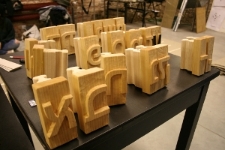 Drewniana czcionka wykonana przez uczni&oacute;w ZSP w Lublinie - projekt ,,Menora Pamięci".