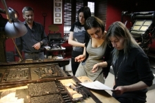 Uczniowie ZSP składają tekst - projekt ,,Menora Pamięci".