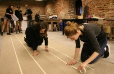 Przygotowanie pł&oacute;tna do odbijania czcionki przez uczestnik&oacute;w projektu ,,Menora Pamięci".