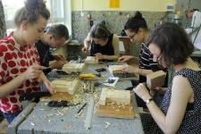 Uczniowie ZSP rzeźbią w drewnie czcionkę do projektu ,,Menora Pamięci".