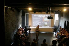 Uczestnicy seminarium ,,Nauczanie o Holokauście w Miejscach Pamięci" na wykładzie Roberta Kuwałka.