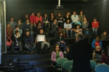 Młodzież podczas spotkania z Robertem Kuwałkiem zorganizowanego w siedzibie TNN w ramach projektu Dom Pamięci: historia Arnsztajn&oacute;w