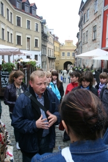 Spacer edukacyjny dla uczestnik&oacute;w projektu Dom Pamięci: historia Arnsztajn&oacute;w