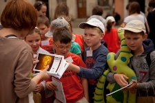 Dzieci otrzymują książeczkę "Miasto Podziemne. Dziennik z podróży do wnętrza ziemi", którą współtworzyły podczas warsztatów edukacyjnych