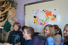 Dzieci z SP im. Bolesława Chrobrego prezentują efekty swojej pracy podczas warsztatów edukacyjnych