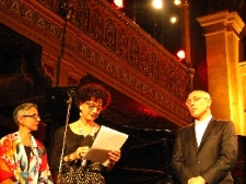 Shana Penn odczytuje werdykt komitetu nagrody im. I. Sendler