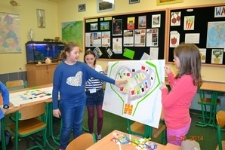 Uczennice SP nr 52 w Lublinie prezentują pracę plastyczną wykonaną podczas warsztat&oacute;w