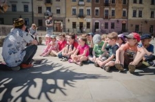 Wędrujące drzewo opowieści na Placu Farnym