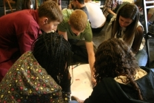 Praca nad stworzeniem mapy idealnego miasta, w kt&oacute;rym młodzi z Polski i Izraela chcieliby mieszkać razem.