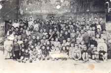 Dzieci z żydowskiego sierocińca w Lublinie wraz z Anną Natanblut, dyrektorką i wychowacznynią
