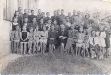 Uczniowie jednej z lubelskich szkół na koniec roku szkolnego w 1945 roku