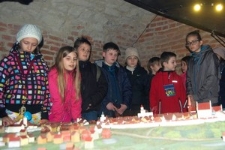 Młodzież z SP im. Bolesława Chrobrego podczas warsztat&oacute;w w podziemiach