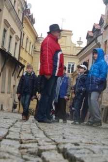 W czasie zwiedzania Starego Miasta młodzież poznawała lubelskie legendy