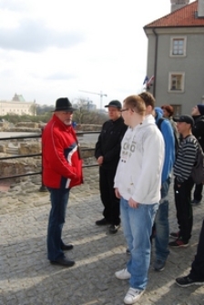 Młodzież poznaje legendy lubelskie podczas zwiedzania Starego Miasta