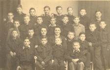 Chłopcy z żydowskiego sierocińca w Lublinie wraz z opiekunkami