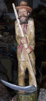 Kosiarz - rzeźba ludowa