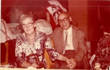 Zofia i Tadeusz Grzesiakowie wraz z córką Wandą na weselu Moniki Adamczyk i Krzysztofa Garbowskiego