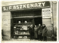 Przed sklepem dziadków Seweryna Aszkenazy'ego w Tarnopolu