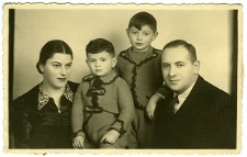 Dwuletni Seweryn Aszkenazy z bratem i rodzicami