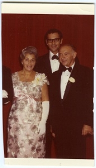 Seweryn Aszkenazy z rodzicami na ślubie swojego brata Arnolda