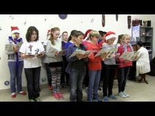 Uczniowie Szkoły Podstawowej im. Paderewskiego śpiewają kolędę