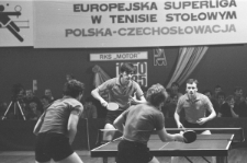 Andrzej Grubba i Leszek Kucharski w czasie międzynarodowego meczu tenisa stołowego w Lublinie
