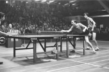 Andrzej Grubba i Leszek Kucharski w czasie międzynarodowego meczu tenisa stołowego w Lublinie