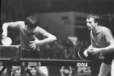 Andrzej Grubba i Leszek Kucharski w czasie międzynarodowego meczu tenisa stołowego w Lublinie