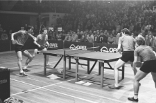 Andrzej Grubba i Leszek Kucharski w czasie międzynarodowego meczu tenisa stołowego w Lublinie