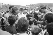 Zawody motocrossowe na G&oacute;rkach Czechowskich w Lublinie - wlewanie paliwa do baku maszyny