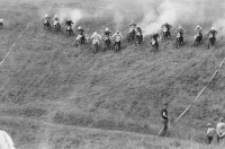 Zawody motocrossowe na G&oacute;rkach Czechowskich w Lublinie - zawodnicy chwilę po starcie