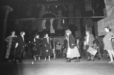 Aktorzy podczas pr&oacute;by przedstawienia "Opera za trzy grosze"