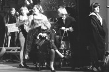 Aktorzy podczas pr&oacute;by przedstawienia "Opera za trzy grosze"