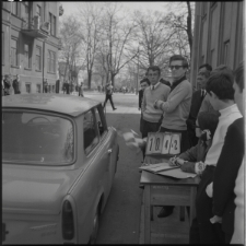 Wyścigi samochodowe w centrum Lublina - Trabant w punkcie kontrolnym na ulicy 1 Armii Wojska Polskiego