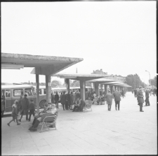 Dworzec PKS w Lublinie - pasażerowie oczekujący na peronie