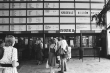 Dworzec PKS w Lublinie - kasy biletowe i rozkłady jazd w hali dworca