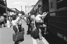 Dworzec PKP w Lublinie - pasażerowie wsiadający do pociągu