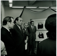 Skan Negatywu, 1 - 12 I sekretarz KW PZPR Piotr Karpiuk oraz delegacja z Brześcia w czasie zwiedzania wystawy ZAWSZE RAZEM