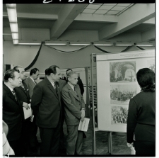 Skan Negatywu, 1 - 12 I sekretarz KW PZPR Piotr Karpiuk oraz delegacja z Brześcia w czasie zwiedzania wystawy ZAWSZE RAZEM