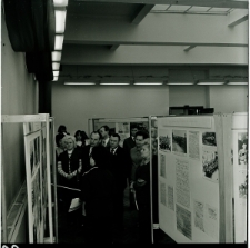 Skan Negatywu, 1 - 12 I sekretarz KW PZPR Piotr Karpiuk oraz delegacja z Brześcia w czasie zwiedzania wystawy ZAWSZE RAZEM