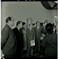Skan Negatywu, 1 - 12 I sekretarz KW PZPR Piotr Karpiuk oraz delegacja z Brześcia w czasie zwiedzania wystawy ZAWSZE RAZEM