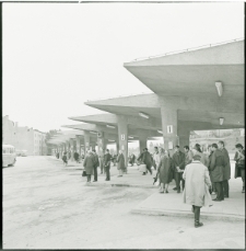 Dworzec PKS w Lublinie - pasażerowie oczekujący na peronie